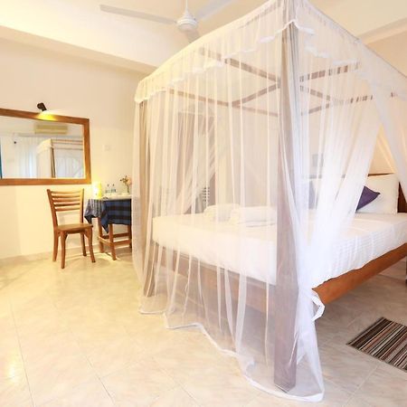 Dock Holiday Guest House Unawatuna Esterno foto