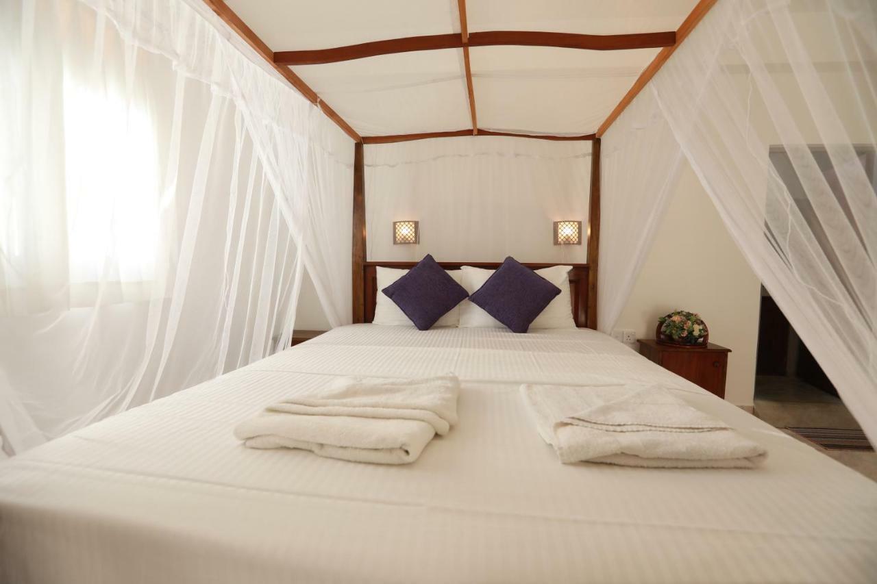 Dock Holiday Guest House Unawatuna Esterno foto