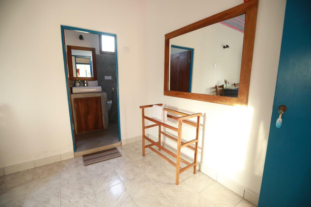 Dock Holiday Guest House Unawatuna Esterno foto