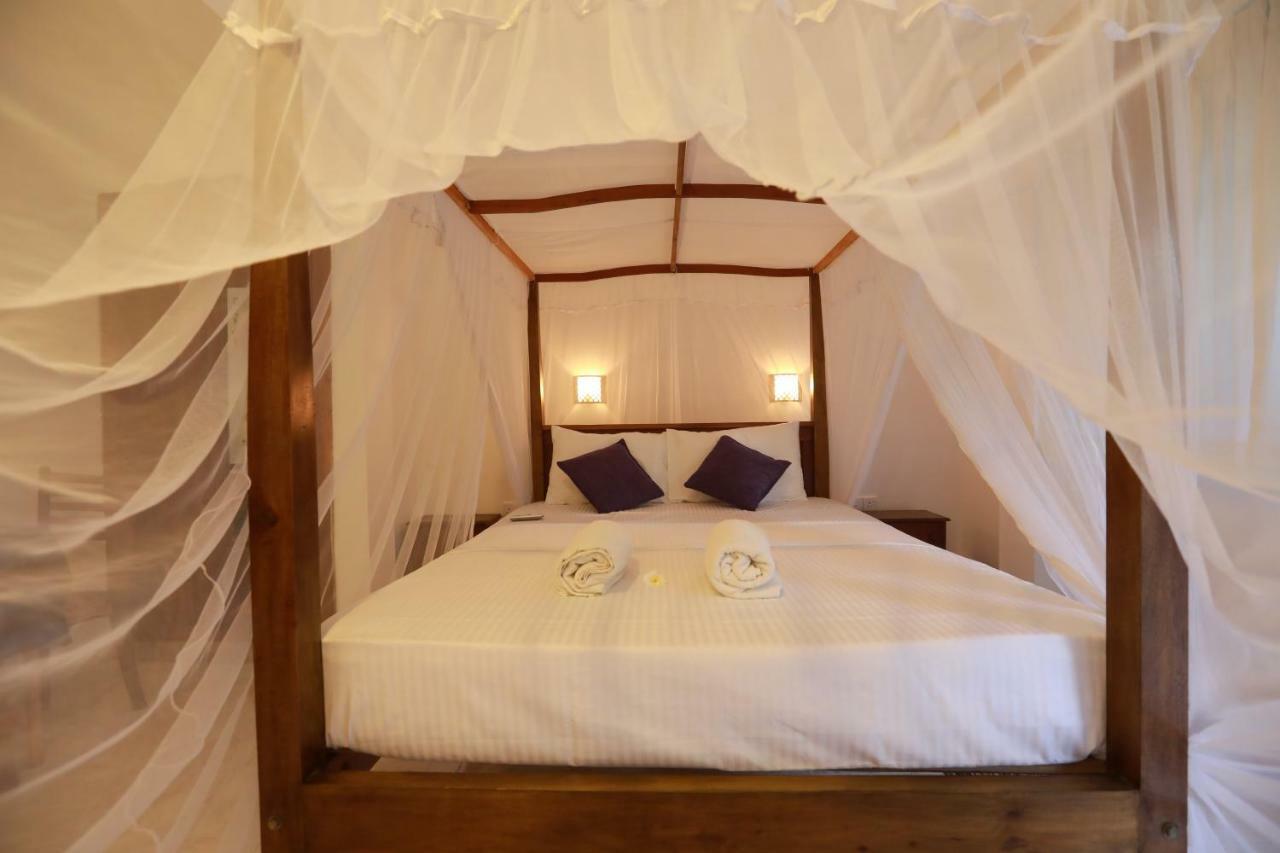 Dock Holiday Guest House Unawatuna Esterno foto