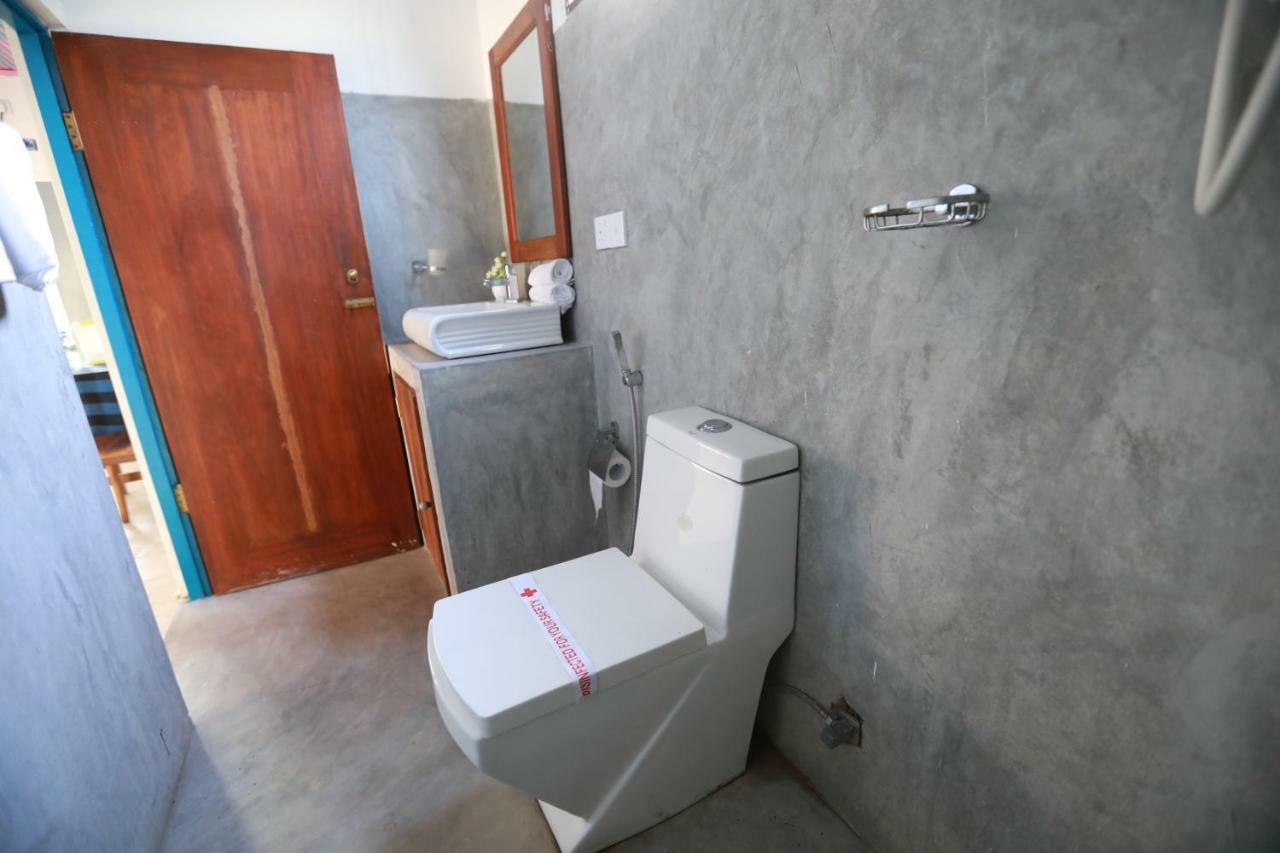 Dock Holiday Guest House Unawatuna Esterno foto