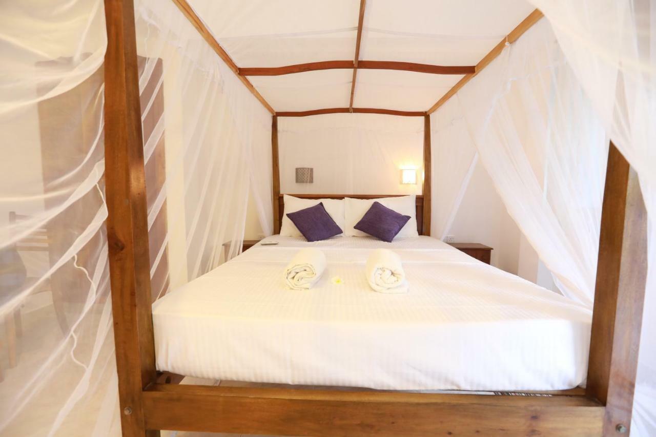 Dock Holiday Guest House Unawatuna Esterno foto